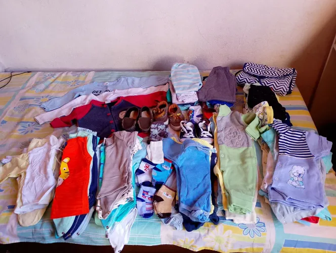 Lote de roupas de bebe + ninho redutor e almofada de amamentação 