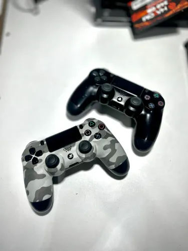 Kit com 2 Controles PS4 DualShock 4 - Preto + Camuflado - R$ 500