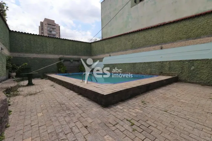 Casa Térrea à Venda com 400m², 3 suítes, 5 banheiros, piscina, 4 vagas de garagem - Santa