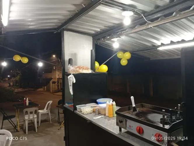Treiler enorme com espaço para geladeira e tv
