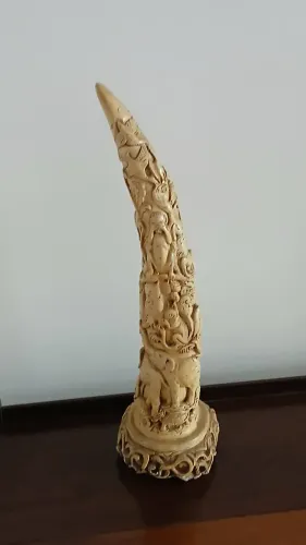 Peça Decorativa Oriental em Gesso - Entalhes de Animais