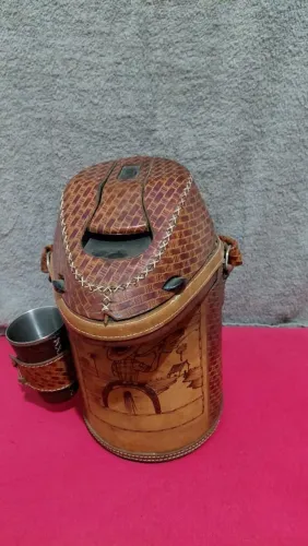 Garrafa Térmica Revestida em Couro Trabalhado para Tereré / Chimarrão + Copo de Inox