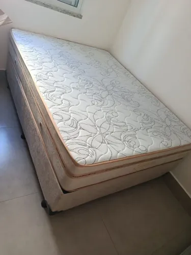 Cama box com colchão confortável