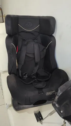 Vendo cadeirinha de carro elite multikidis 25kg bem confortável leia a descrição.