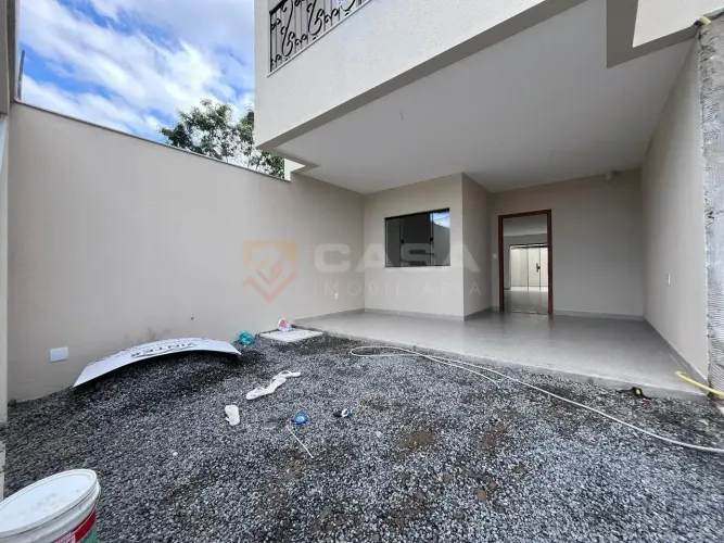 Casa duplex com 3 quartos, 1 suíte, 2 vagas Lindíssima casa duplex em Solar do porto