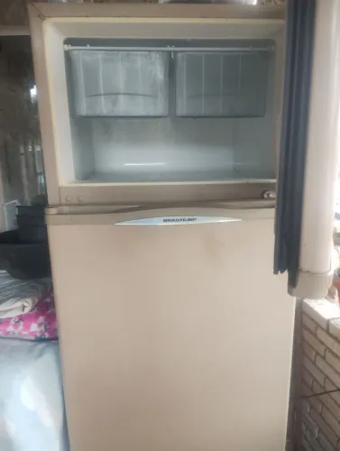 Vende se uma geladeira
