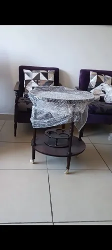 Mesinha centenária de chá e bebidas em perfeito estado.