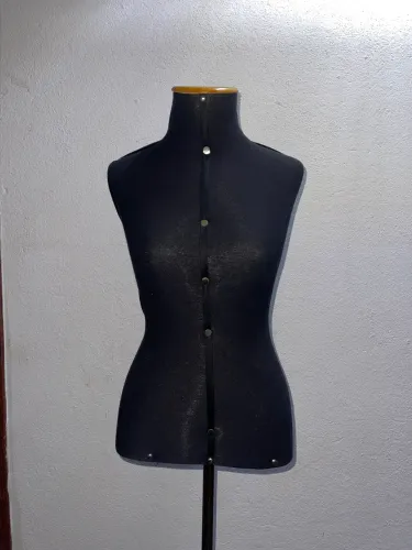 Manequim feminino em tecido