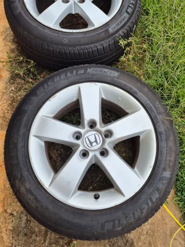 Vendo Pneus novos com 1 semana de uso e Rodas do New Civic