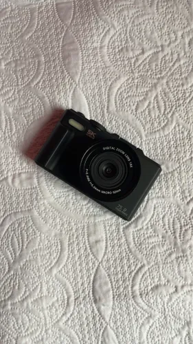 Câmera 5K, 1 mês de uso, com cartão 32GB, bateria, cabo, caixa e acessórios.