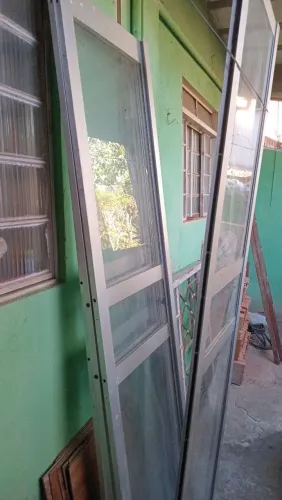 Vende portas de alumínio ja com vidros 4 bandejas