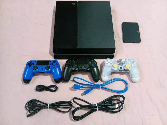 PS4 FAT 2,5TB | Desbloqueado 9.00 | 100+ Jogos | 3 Controles