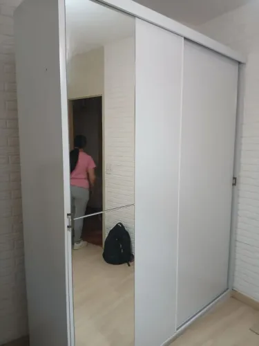 Guarda roupa semi novo