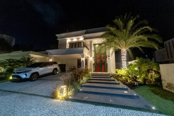 Mansão de Luxo Neoclássica de Alto Padrão à Venda no Alphaville Eusébio