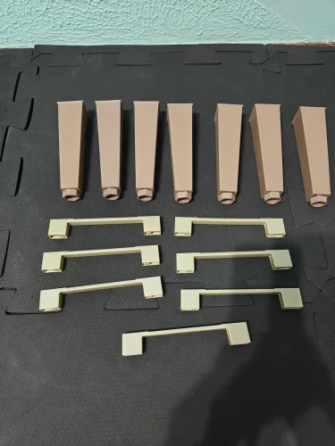 Kit 7 pezinhos e 7 puxadores para móveis ( sem parafusos)