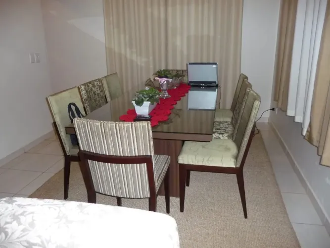 Oportunidade!!! Mesa de Jantar com 08 Cadeiras