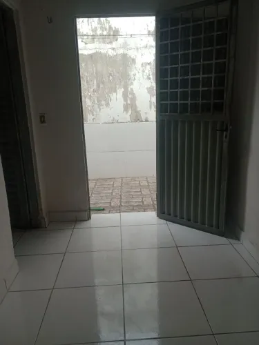 Alugo kitenete bem localizada 
