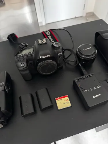Camera Canon 5D Mark II + Lente 50mm + Flash