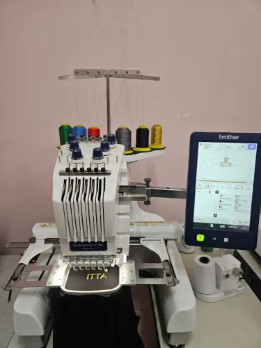 Máquina de Bordados Brother PR670E Seminova