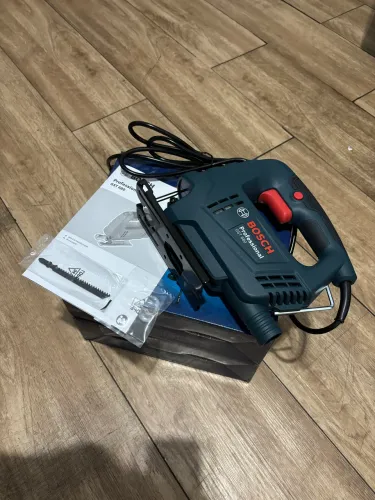 Serra tico tico Bosch, 127V 500W de potência com regulador de velocidade.