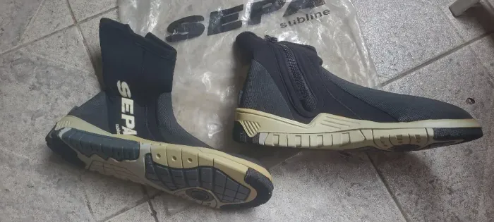 Bota de Neoprene Cano Longo com ziper lateral