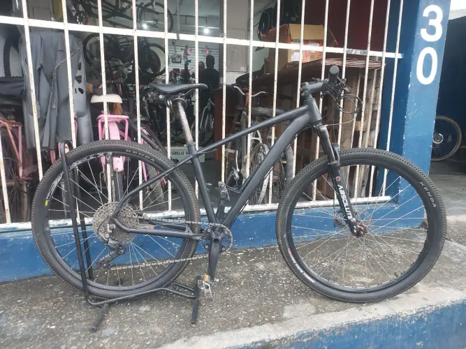 MTB High One Aro 29.Shimano Deore 11V.Freios MT200.Suspensão Absolute c/ Trava.