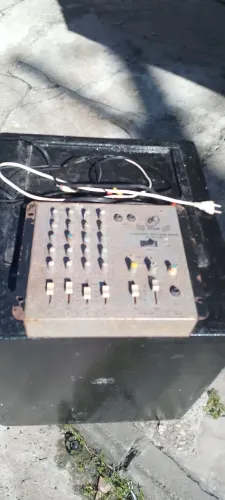 Mesa de audio 4canas funcionando R$200.c.. *
