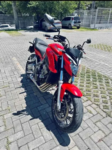 CB 650F para vender ou para trocar em carro dois pneus novos bateria nova na garantia moto