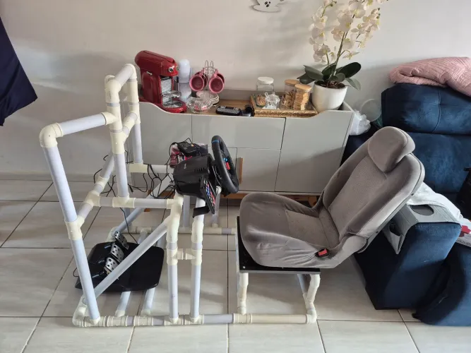 Cockpit com Volante G29 e câmbio