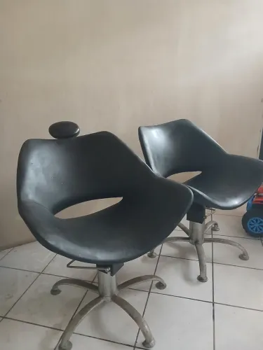 Cadeira de salao com suspensão para vender logo as duas por 600