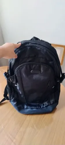 Mochila preta com espaço para notebook