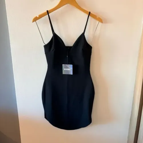 vestido preto de alça missguided