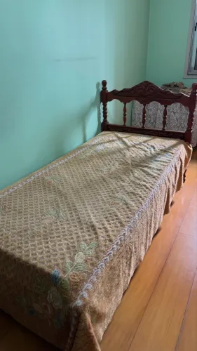 Cama solteiro antiga de madeira maciça