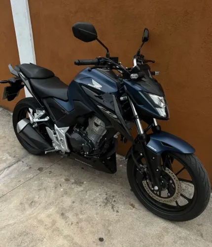 Vende-se CB 300f 2025