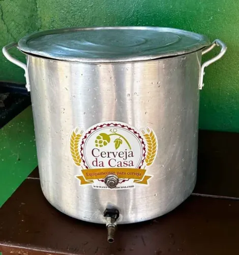  Panela alumínio com tampa, capacidade de 40 litros.