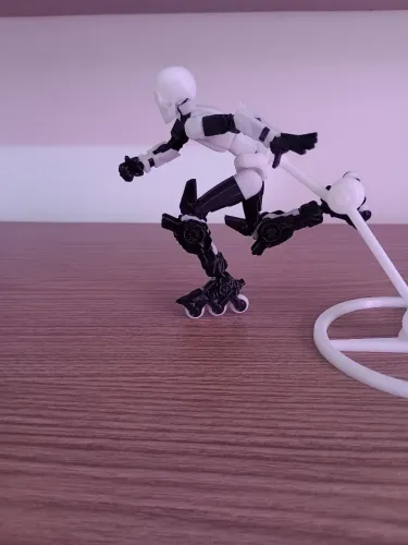 Boneco Articulado com Patins e Suporte