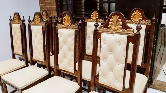 Mesa antiga colônial entalhada com 8 cadeiras em ouro velho tapeçaria nova courino 