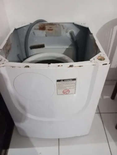 Máquina desmontada para retirada de peças 