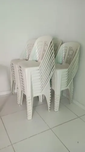 VENDO CADEIRAS DE PLÁSTICO BRANCA E CONJUNTO DE MESA DOM 4 CADEIRAS LARANJA.