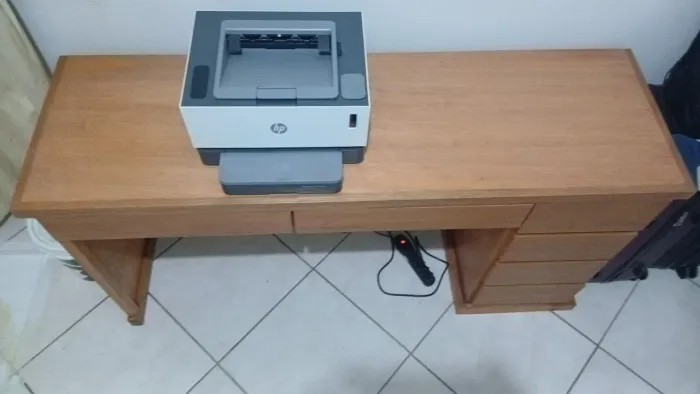 Escrivaninha em Madeira maciça com impressora HP Neverstop Laser 1000w pouco usado.
