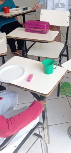 20 Mesas com braço perfeita para creches e igrejas 