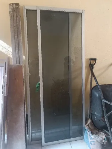 Porta de vidro com esquadrilha de alumínio, duas folhas. Usada