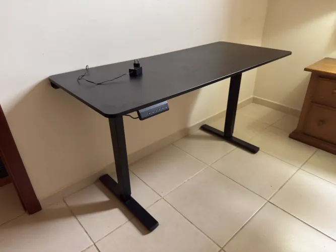 Mesa com regulagem de altura (MDF Preta)