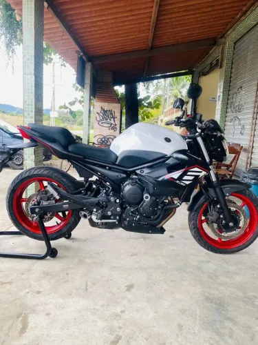 Xj6 Branca linda só pegar e andar pra quem gosta de tirar onda essa e a moto