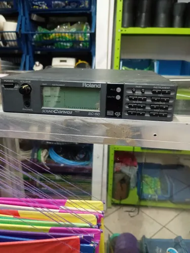 Módulo de som profissional para estúdio. Usado para produção musicais MIDI. Com tele d LCD