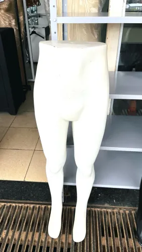 Pernas de manequim masculina usada