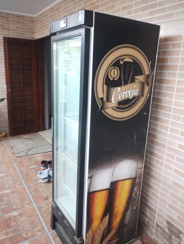 Vendo cervejeira expositora semi nova com motor queimado