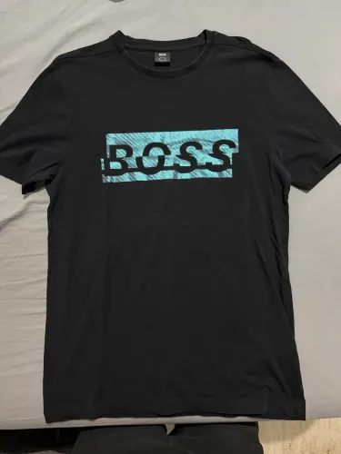 Camiseta Preta BOSS - Tamanho S