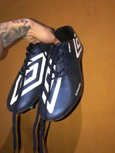 Chuteira de Campo Umbro Ultraskin Azul - Tamanho 42