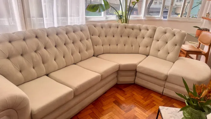 Sofá Chesterfield em tecido estilo suede/algodão